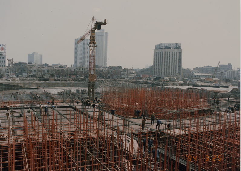 1994年，上海博物馆人民广场馆舍的建设工地