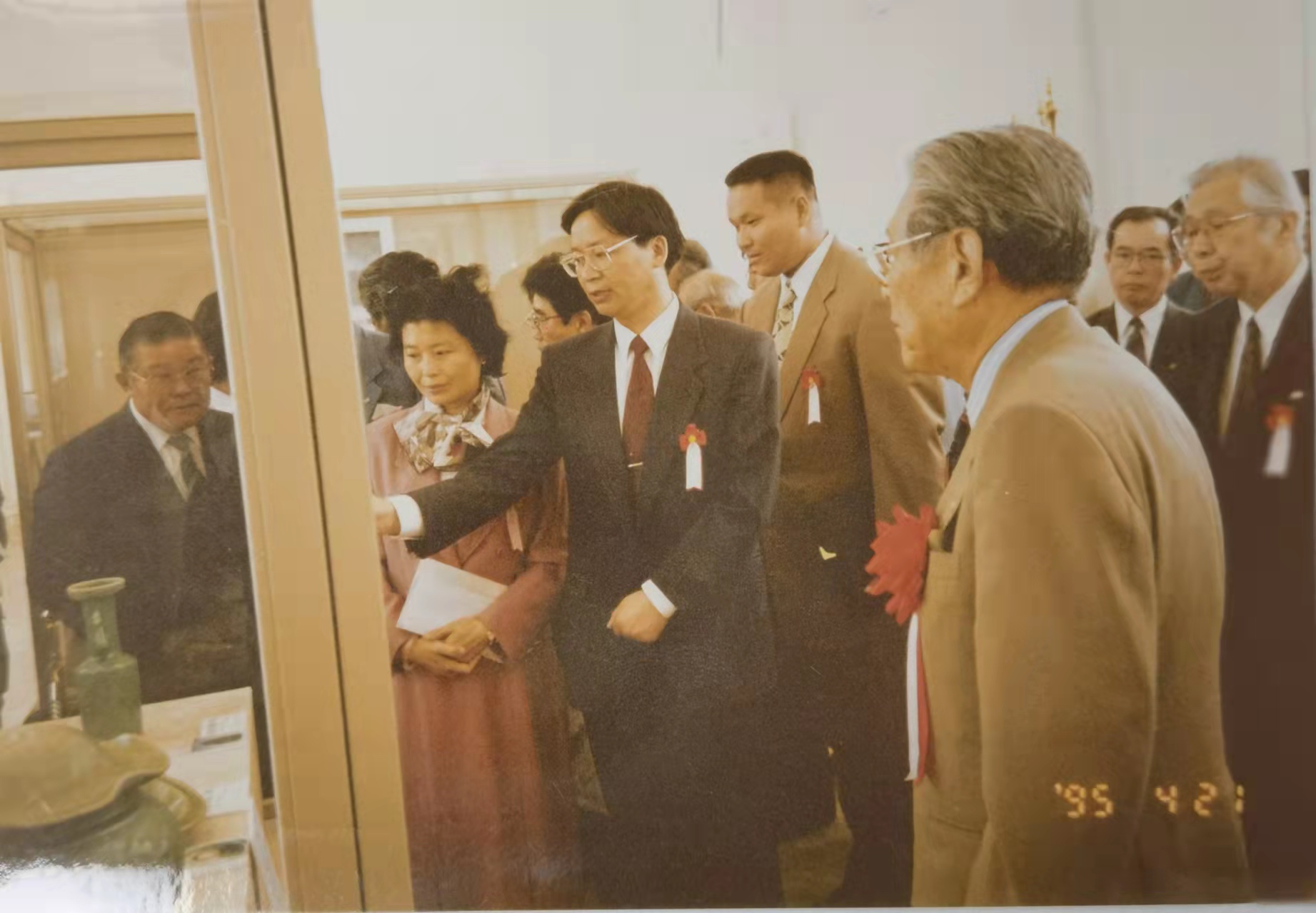 1995年，日本佐贺有田上海博物馆陶瓷展开幕，陆明华为来宾讲解。