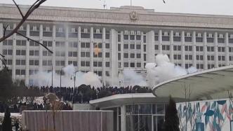 哈萨克斯坦最大城市政府大楼遭冲击，示威者闯入市长办公室