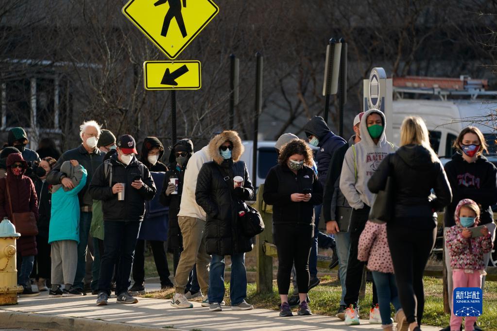 12月22日，在美国弗吉尼亚州阿灵顿，人们排队进行新冠病毒检测。新华网 图