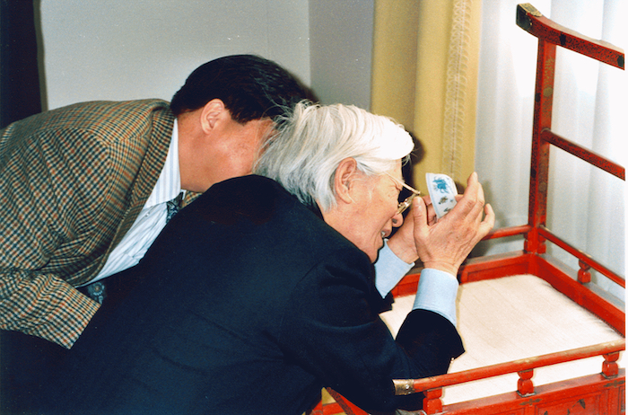 2002年3月，陈克伦（左）与汪庆正先生（右）一起在日内瓦鲍尔文物馆考察成化斗彩。