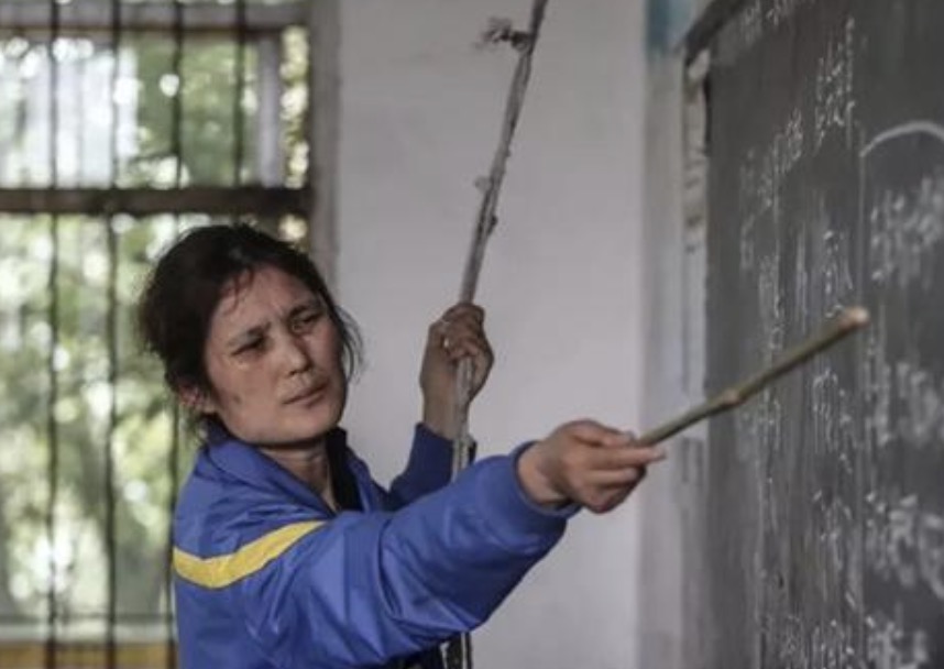 朱幼芳2015年因拉着一根麻绳上课被称为“最美拉绳教师”。