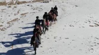 气温低至-15℃，民警在新疆边境一线骑马巡边
