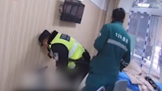 民警为救人吸入过量煤气，刚把患者送到医院自己也倒了