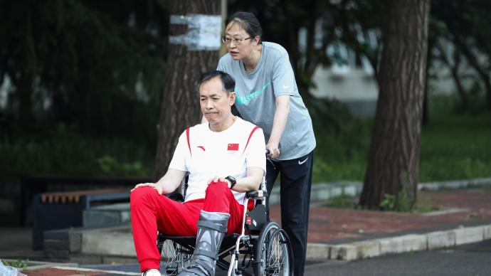 坐輪椅的他離任了！因身體原因，許利民不再擔任中國女籃主帥