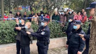 重慶男子從23樓扔下白酒瓶砸中4歲男童，家長：仍在ICU