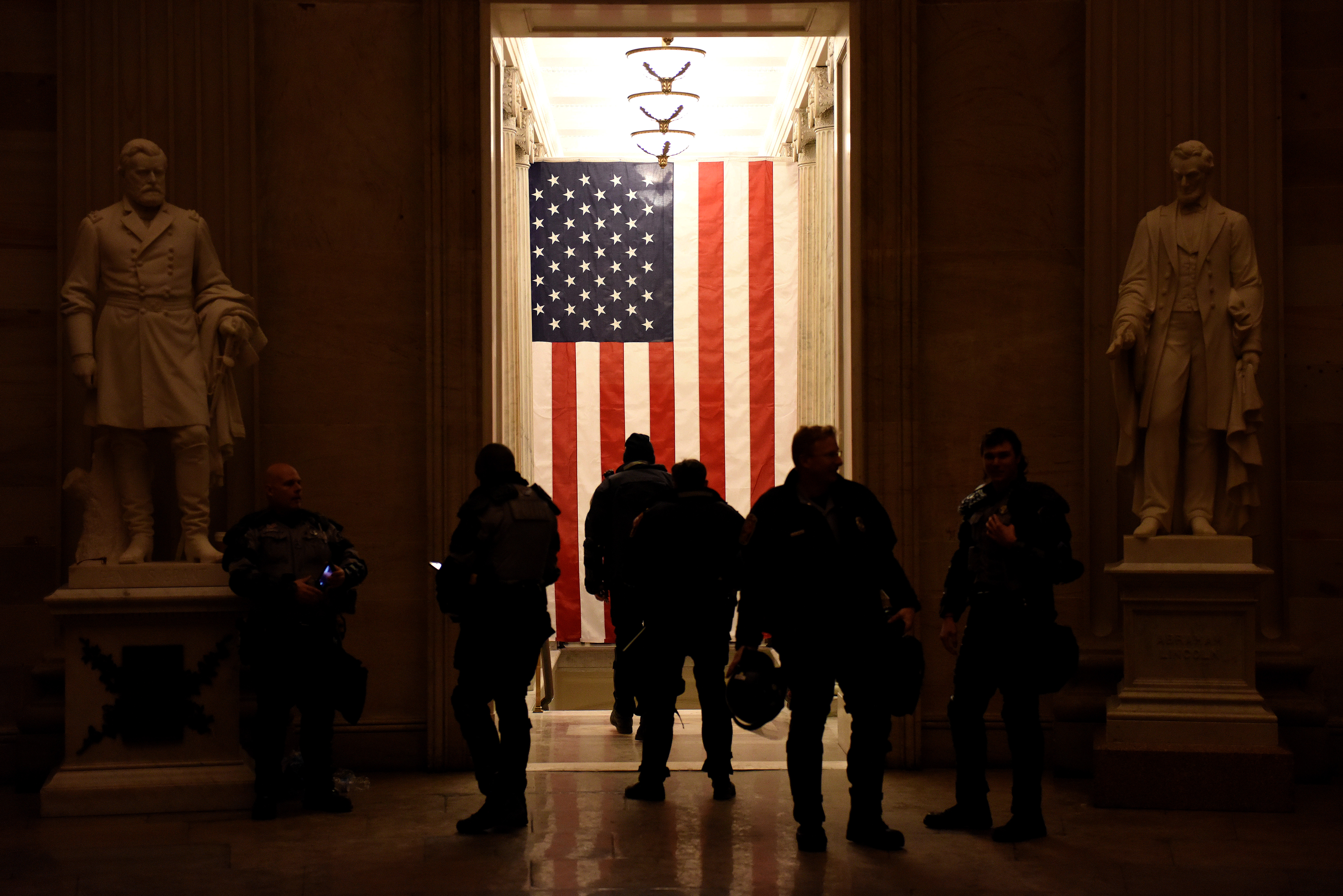 美国国会山暴乱一周年:600多名参与者的调查程序还在进行_上直播_澎湃