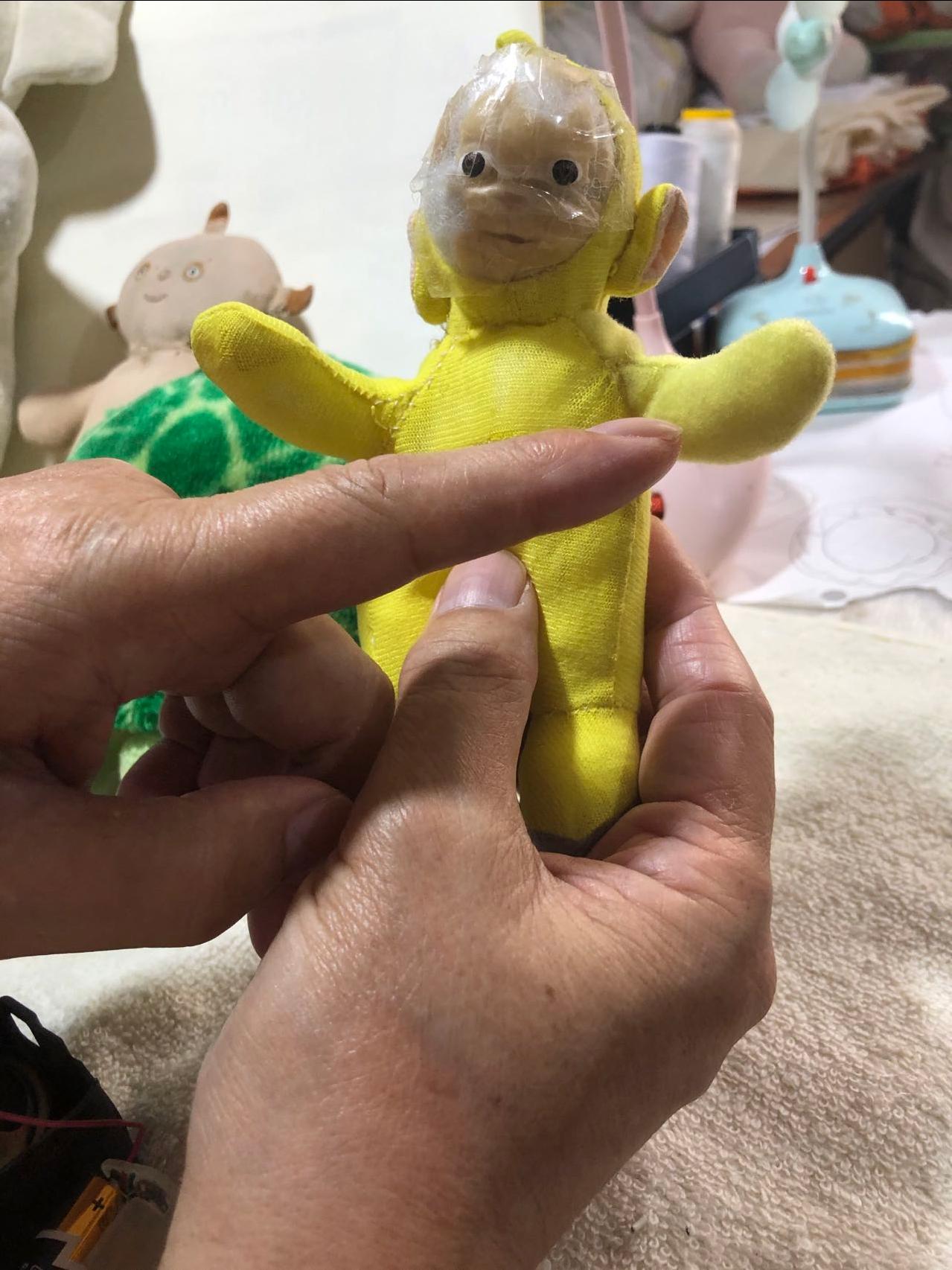 朱伯明手里拿着一只修复的玩偶。澎湃新闻记者 李佳蔚 图