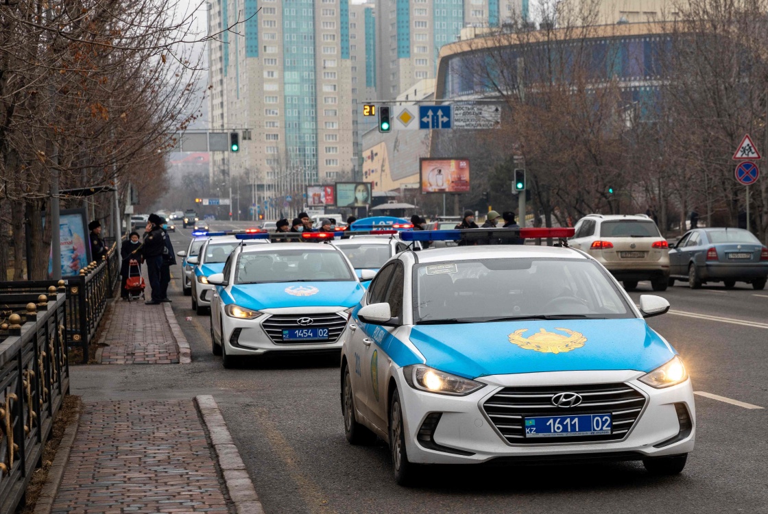 1月7日,警车在哈萨克斯坦阿拉木图街头管控新华社 图