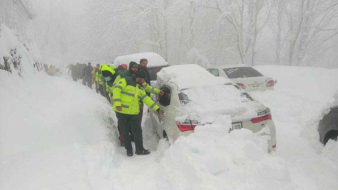 早安·世界｜巴基斯坦度假胜地遭遇雪灾，16名游客被冻死