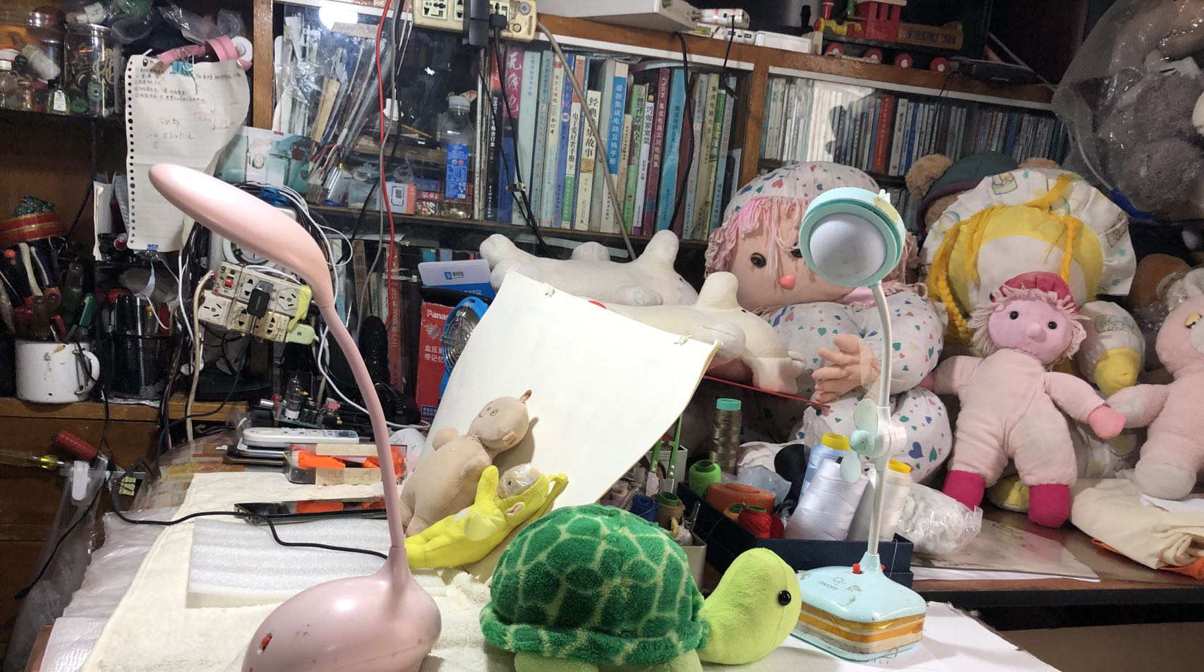 2020年7月，朱伯明桌上部分正在修复和已修复的毛绒玩具。澎湃新闻记者 李佳蔚 图