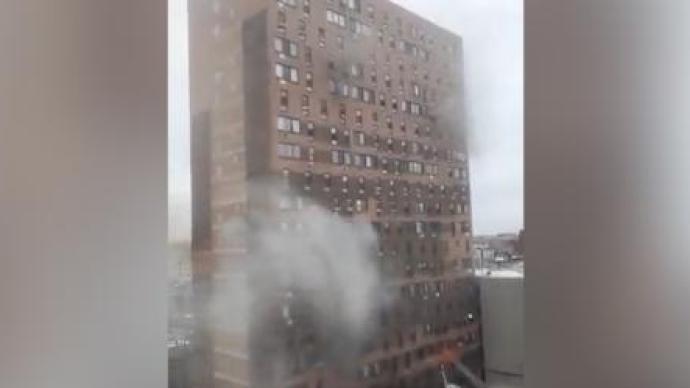 纽约一公寓楼发生火灾已致19死，大火一度窜出窗外