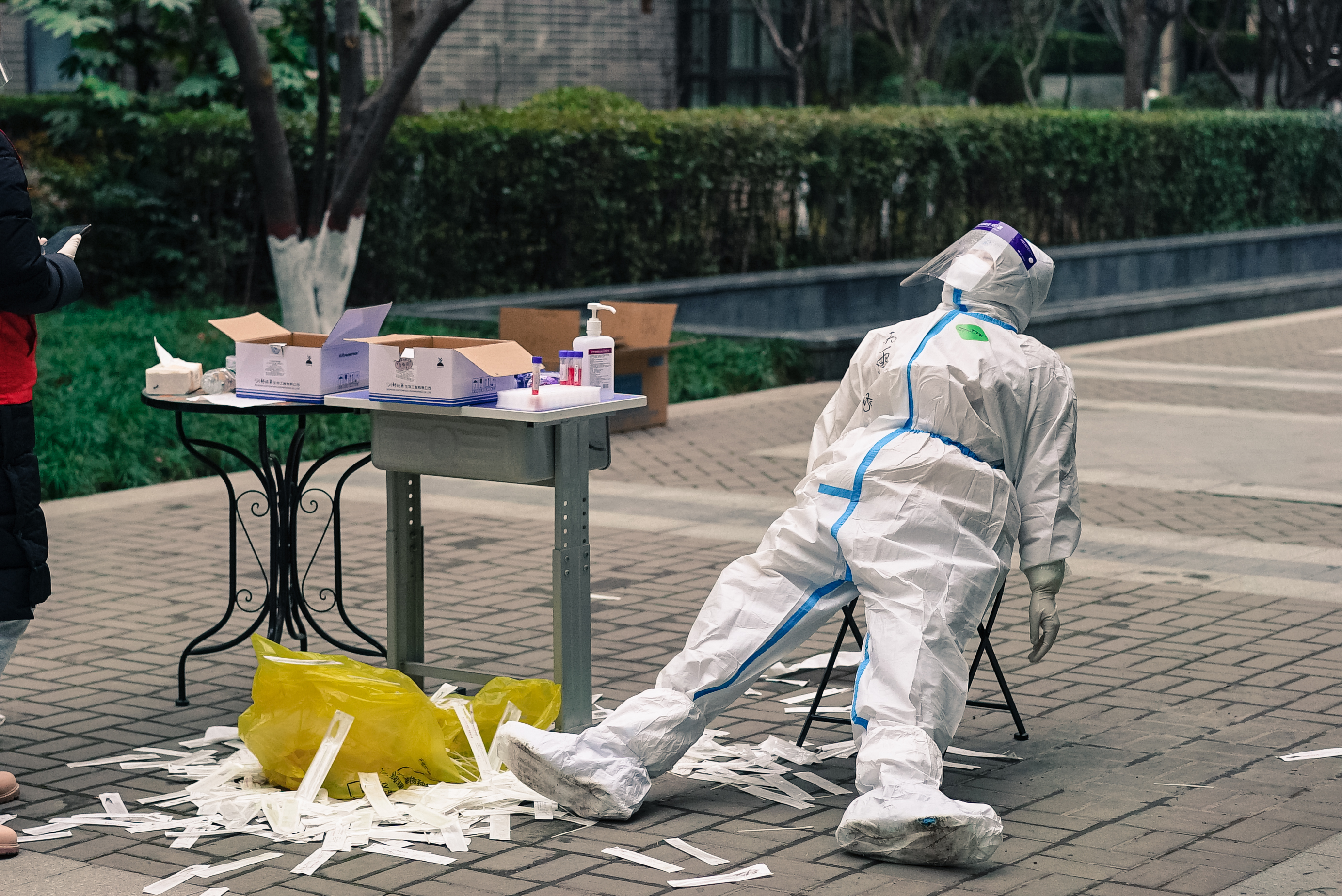 核酸检测医务人员照片图片