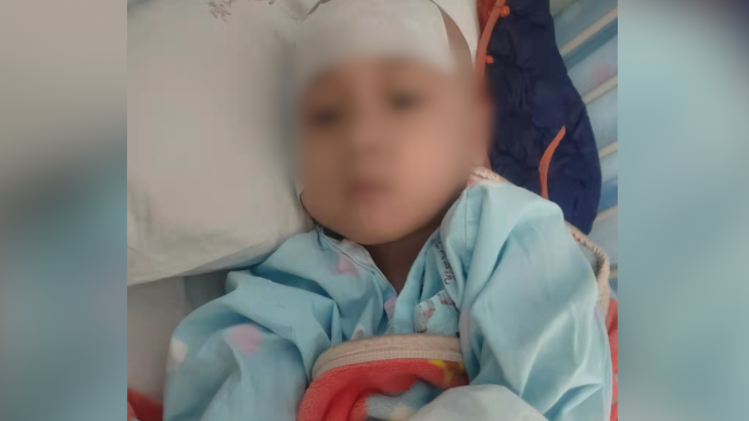 3岁男童腹痛查出罕见病，家人欠下巨额医疗费：不想放弃