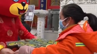 南京玄奘寺免费提供腊八粥，施粥人员穿着虎年玩偶服派发