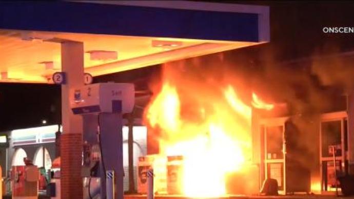 美国一男子在加油站纵火，穿着火衬衫追逐员工