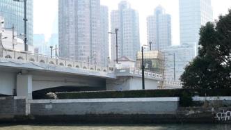 方便老年人等出行，上海为建成20多年的老桥加装直梯