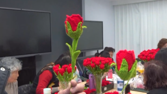 北京冬奥颁奖花束原来是上海生产的，4400朵绒线花已发货