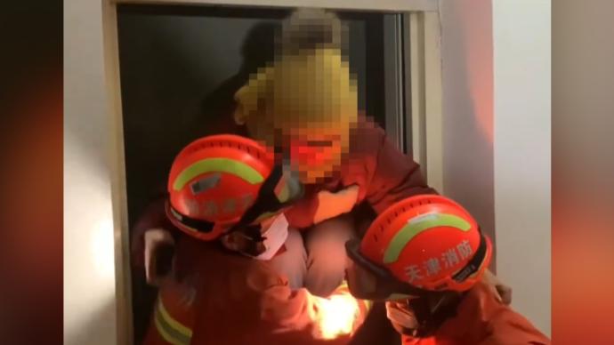 母女被困电梯，消防员用自己身体充当梯子营救
