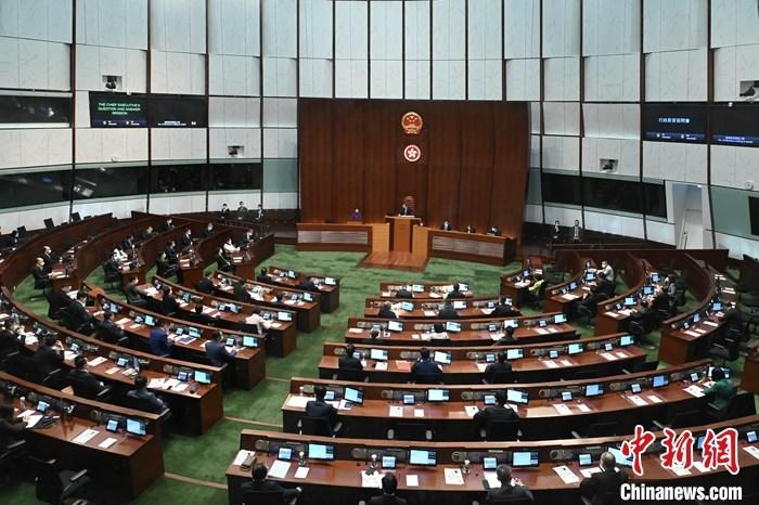 1月12日上午，香港特区行政长官林郑月娥出席立法会举行的行政长官答问会，这也是第七届立法会举行的首次会议。 中新网 图