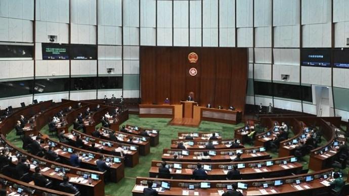 香港第七届立法会举行首次会议，国徽区徽首次同时亮相会议厅
