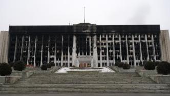 探访哈萨克斯坦暴乱袭击下的政府大楼：整面墙体焦黑，民众不敢靠近
