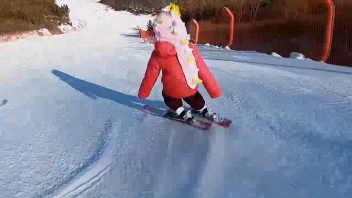 一起向冬奥丨4岁萌娃玩转滑雪，爸爸：希望她以后参加冬奥会