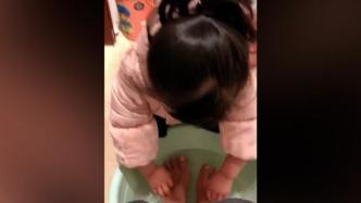 3岁双胞胎姐妹为完成家庭作业为妈妈洗脚，妈妈：敷衍但欣慰