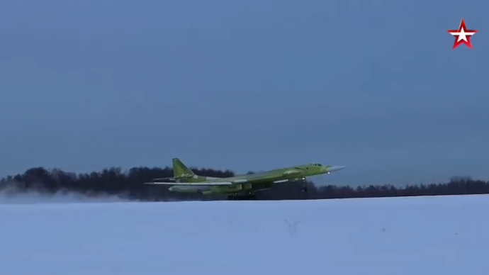 俄首架全新制造图-160M战略轰炸机首飞，提升核打击能力