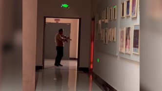 南昌师范学院一门卫拉小提琴走红：年轻时是文艺队的