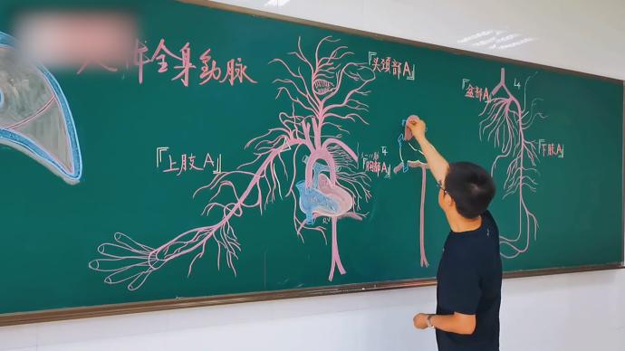 杭州一大学老师用粉笔手绘人体器官，下课后学生围着拍照