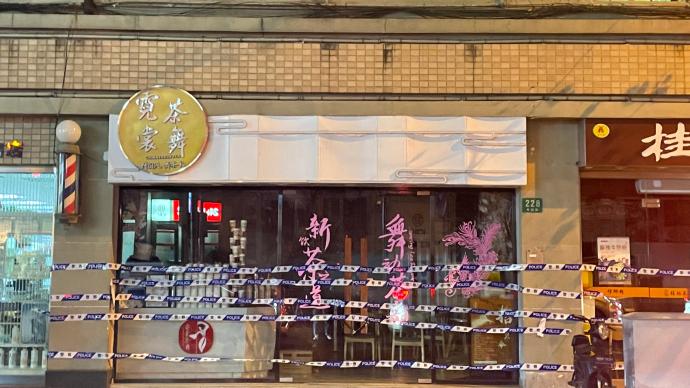 记者现场直击，上海被列为中风险地区的这家奶茶店已封闭管理