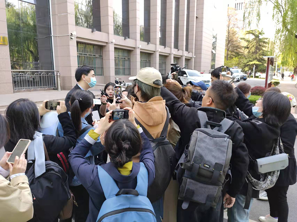 2021年4月15日开庭前，黄乐平律师被媒体包围。 张小莲 摄