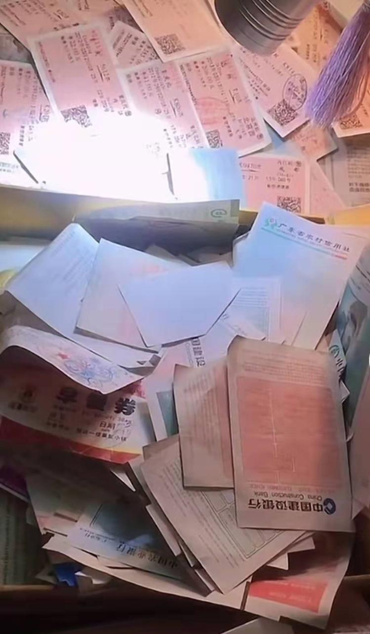 赵永勇曾经寻找亲人和家乡时的车票、银行取款单