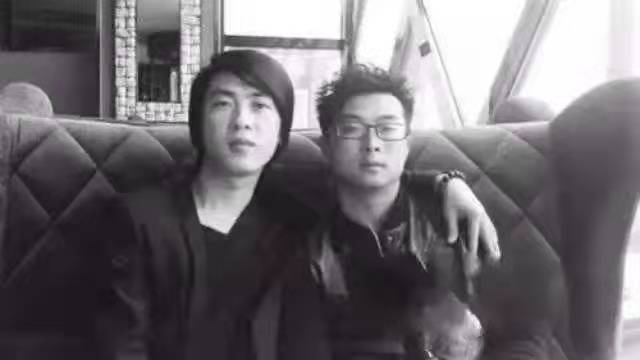 赵永勇（左）和弟弟在北京相认