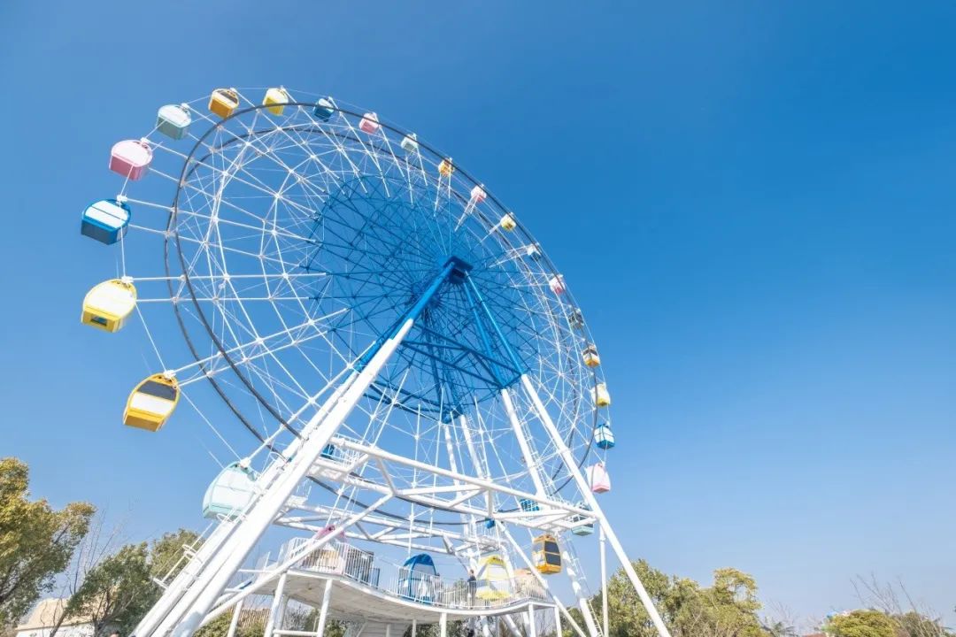 摩天轮高48米,设有26个景观轿厢.