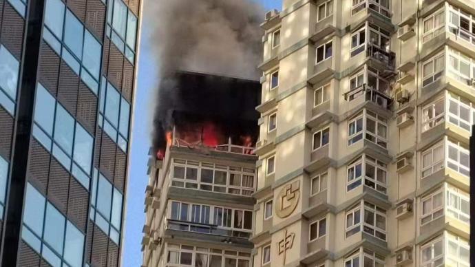 上海一高层居民楼发生火灾，外墙被烧黑无人员伤亡