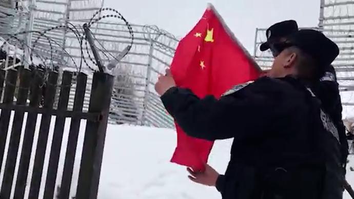 云南民警边境冒雪巡逻踏查：让国旗在边境线飘扬
