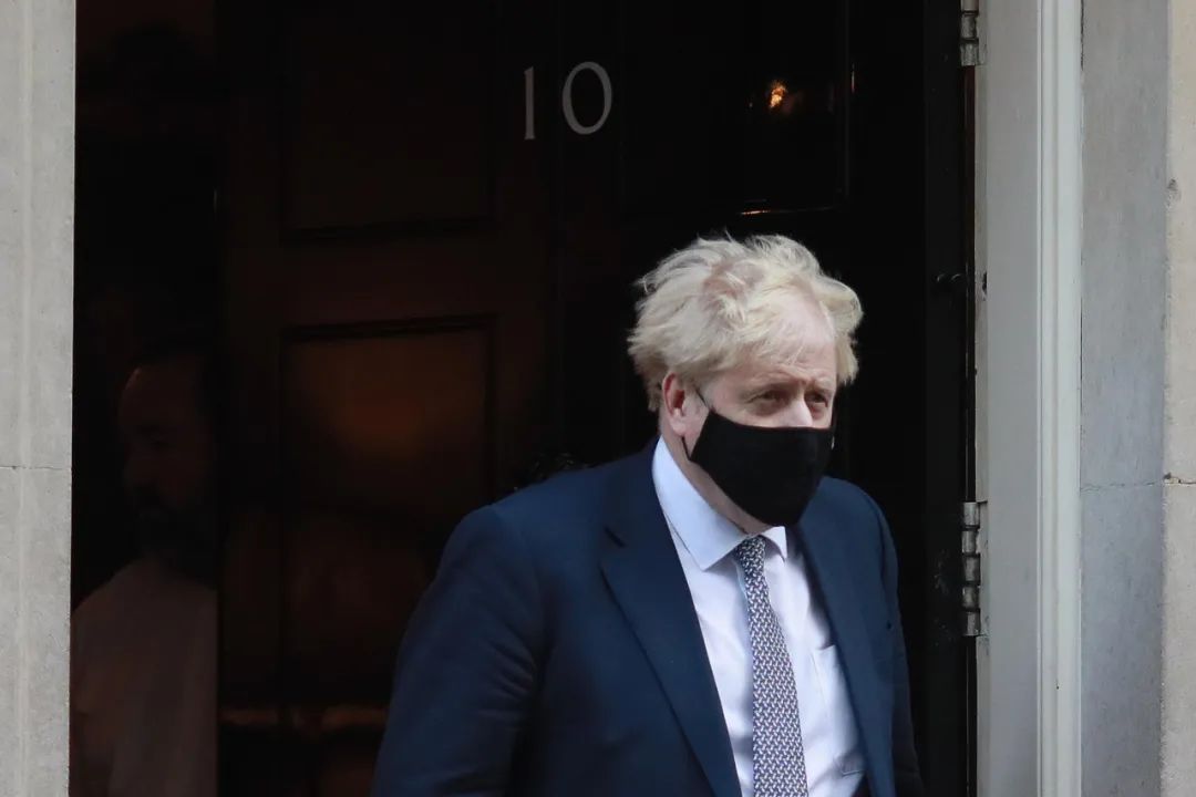 1月12日，英国首相约翰逊离开伦敦唐宁街10号首相府前往议会下院。新华社发（蒂姆·爱尔兰摄）