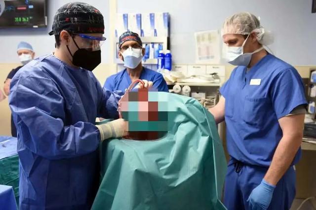 1月7日，马里兰大学医学院的医生们首次将一颗经过基因编辑的猪心移植到一名病人体内。 新华社 图
