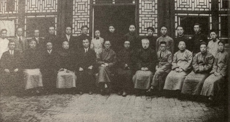 辅仁大学史学系教师和应届毕业班同学合影，1931年