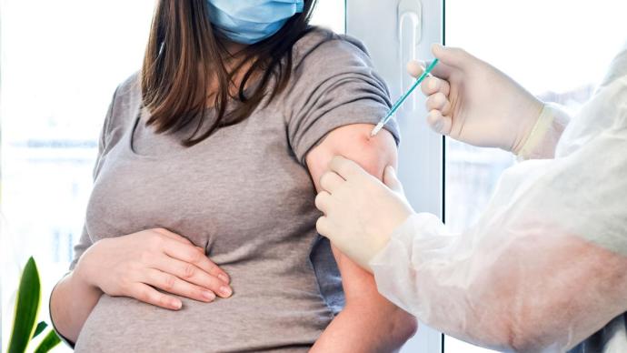 孕妇是否要打新冠疫苗？大型研究：孕妇重症98%发生在未接种者中