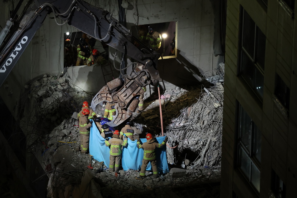 当地时间2022年1月14日，韩国光州，在建公寓外墙坍塌事故中一名失踪者被救出，但已遇难身亡。