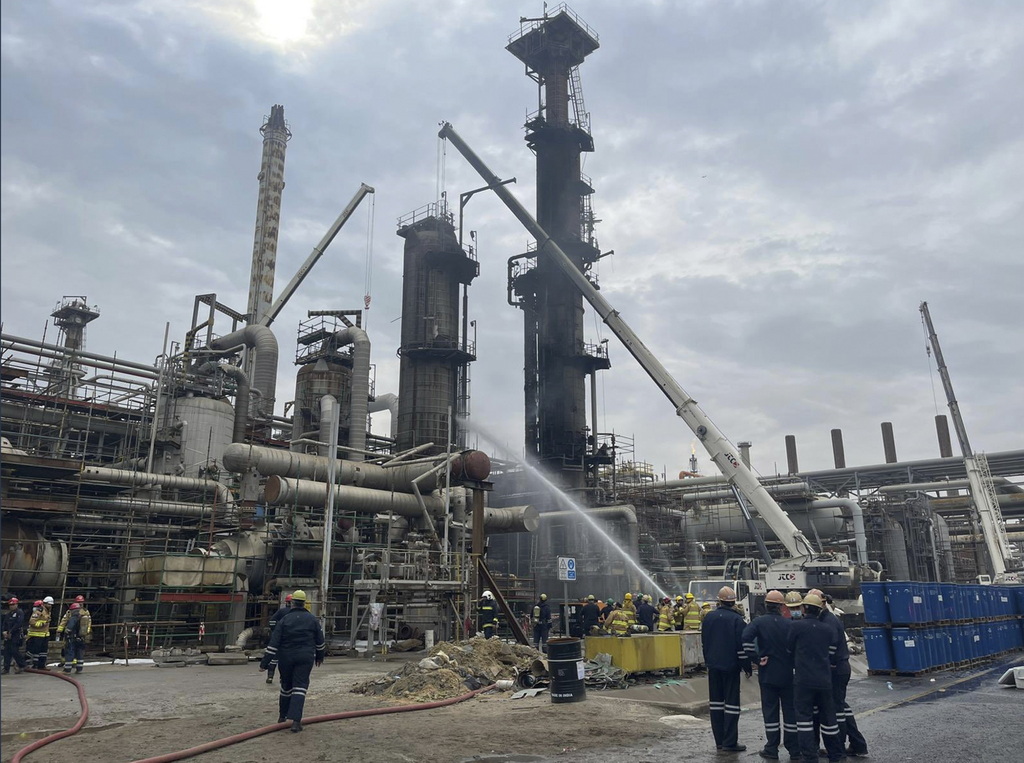 当地时间2022年1月14日，据科威特国家石油公司消息，科威特艾哈迈迪炼油厂发生的火灾已造成2名工人死亡，另有5人伤势严重。