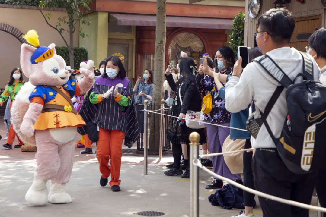上海迪士尼新晋“网红”玲娜贝儿向游客招手