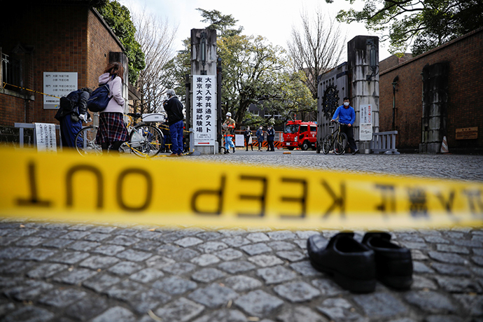 当地时间2022年1月15日，日本东京，东京大学高考考点内3名考生被刺伤，警方正在对案情进行调查。澎湃影像 图