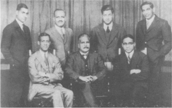 伊克巴尔（1877-1938）和包括巴基斯坦建国倡导者乔杜里·拉赫玛特·阿里（1897-1951）在内的穆斯林政治运动家合影