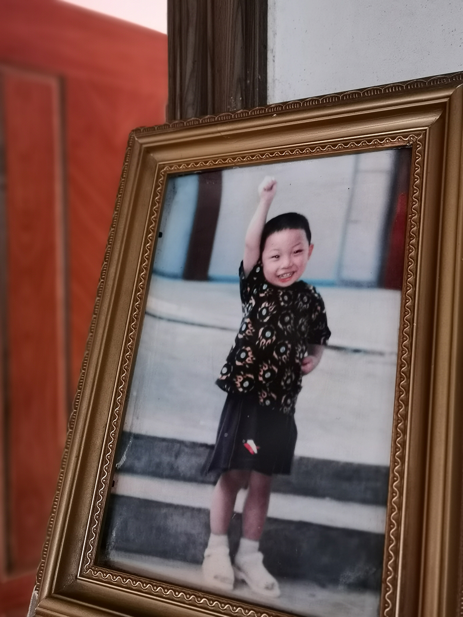 摆在曹美玲家客厅的蒋峥三岁照片。