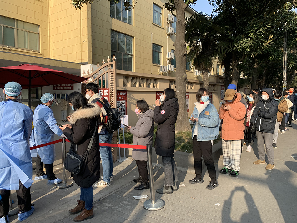 在松花江路上的杨浦区中心医院核酸检测点，市民排队做核酸。 澎湃新闻记者 陈斯斯 摄