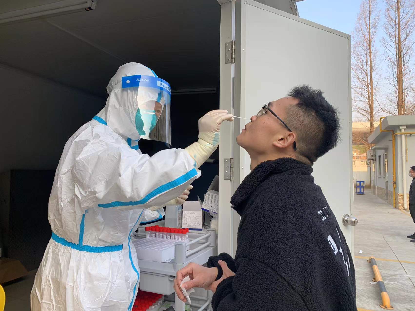 杨浦区中心医院核酸检测点,市民排队做核酸。澎湃新闻记者 陈斯斯 摄